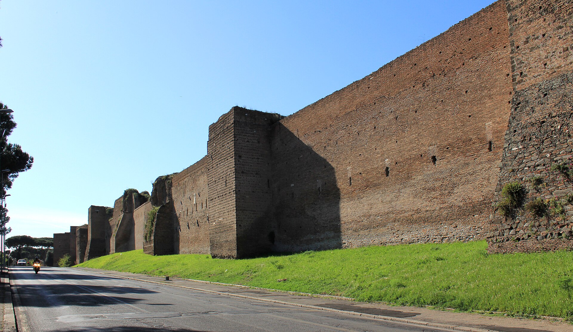 Fragment murów aureliańskich w Rzymie z III wieku n.e., wzniesionych przez cesarza Aureliana dla obrony miasta w czasie kryzysu cesarstwa.