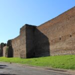 Fragment murów aureliańskich w Rzymie z III wieku n.e., wzniesionych przez cesarza Aureliana dla obrony miasta w czasie kryzysu cesarstwa.