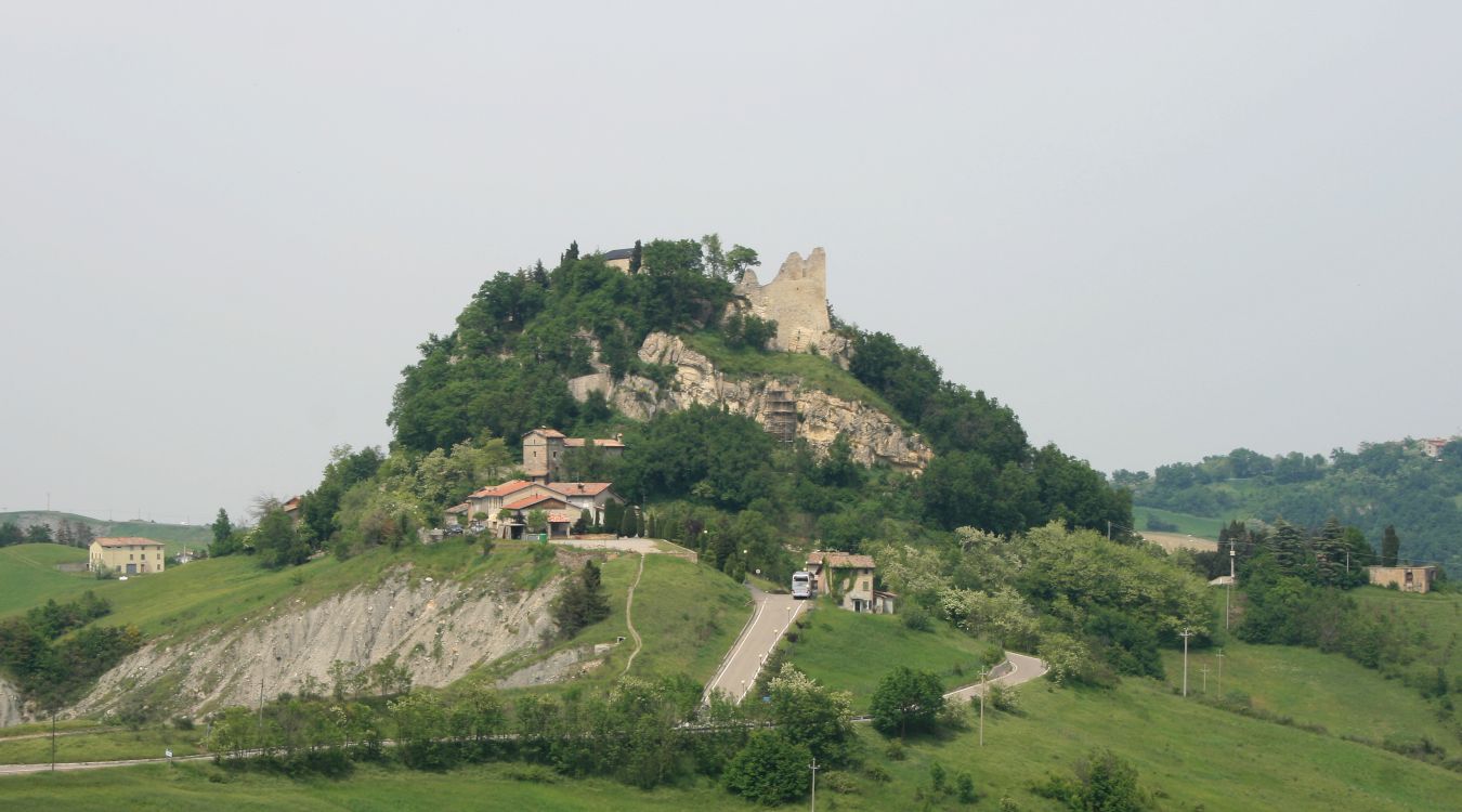 Ruiny zamku Canossa na wzgórzu wśród zielonych wzgórz Emilii-Romanii, miejsce pokuty cesarza Henryka IV przed papieżem Grzegorzem VII w 1077 roku.